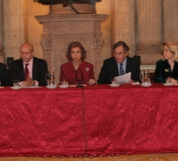 Doña Sofía en la mesa presidencial, junto al ministro de Educación, Cultura y Deporte, el presidente de Patrimonio Nacional, el rector magnífico de la